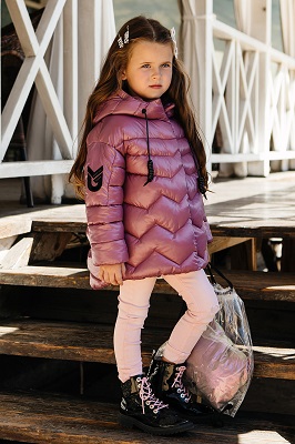 Демисезонная куртка с глянцевым блеском для девочки С-664 ягодный фото